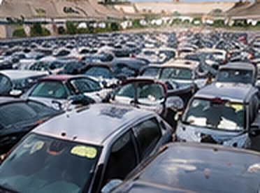 Pátio lotado de veículos sinistrados